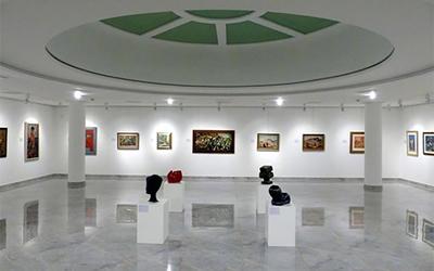 Carrelage imitation marbre dans une salle de la galerie d'art, Russie